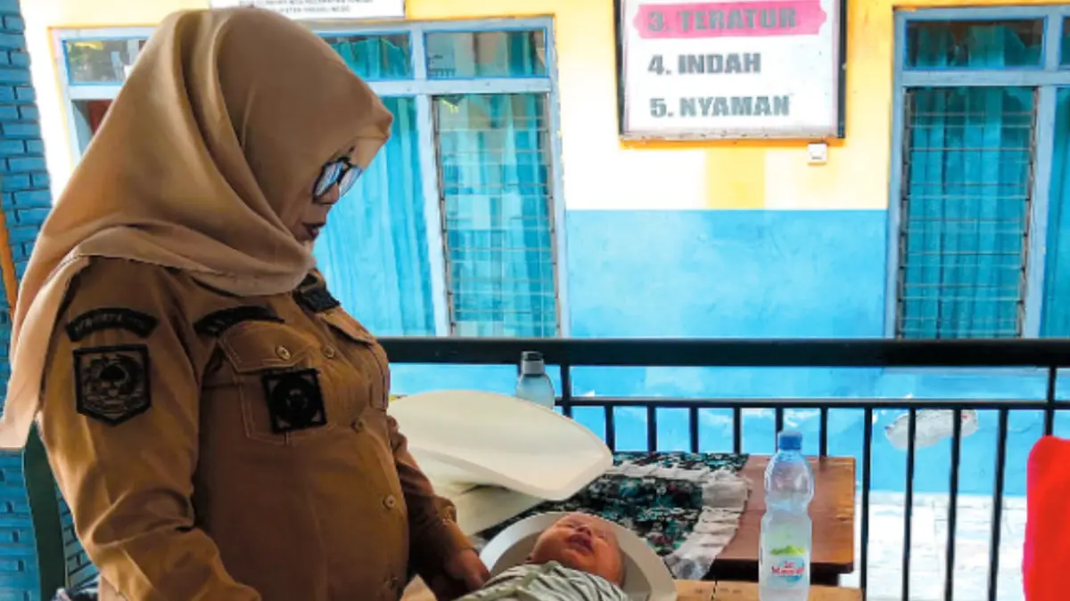 SEHAT: Kepala Desa Curahdringu Tiyayah mendampingi kegiatan Posyandu Balita di Balai Desa Curahdringu, Kecamatan Tongas.