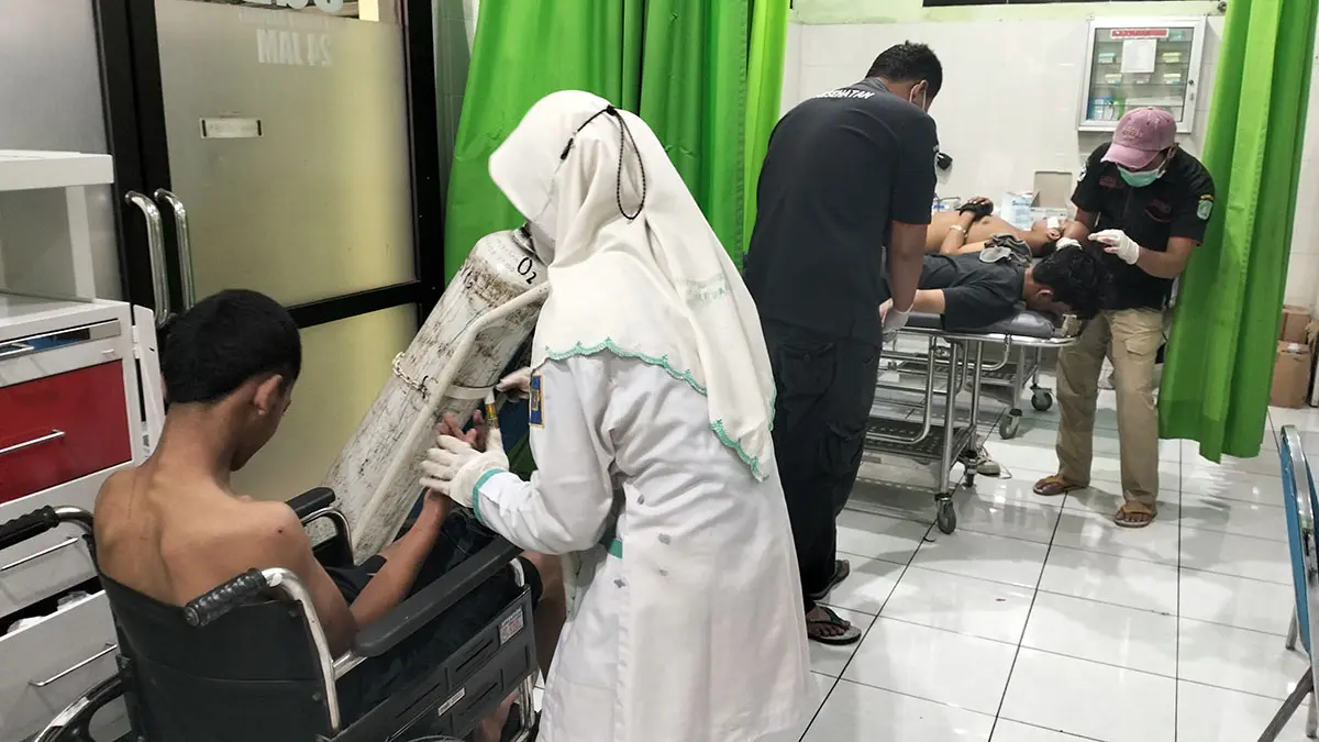 Sejumlah korban luka saat dirawat di Puskesmas. (Rizal Syatori/ Radar Bromo)