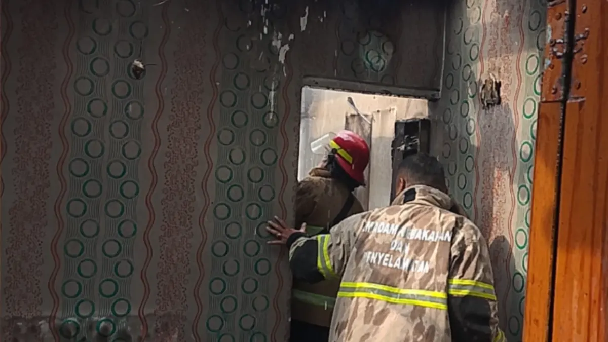 SEMPROT: Tim Damkar Satpol PP Kabupaten Probolinggo melakukan pemadaman di rumah Susiati dan Prayit, warga Desa Jangur, Kecamatan Sumberasih, Selasa (11/8) siang. (DAMKAR KABUPATEN PROBOLINGGO FOR JAWA POS RADAR BROMO)