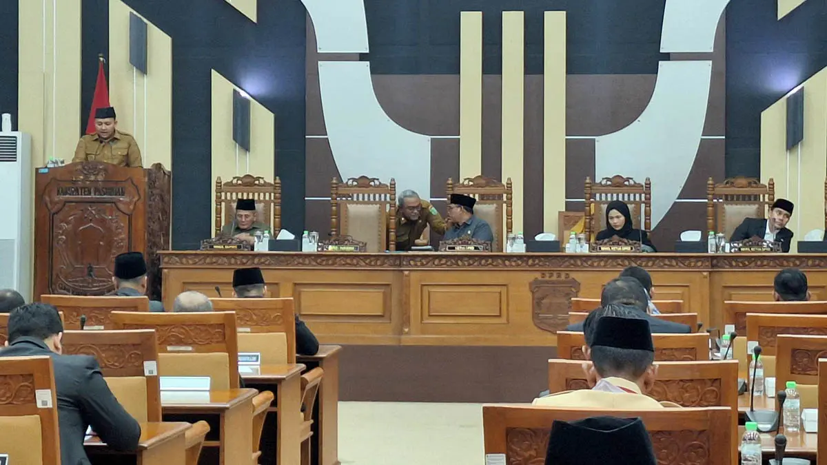 SEPAKAT: Bupati Pasuruan M Rusdi Sutejo saat memberikan paparan dihadapan legislatif dalam paripurna KUPA PPAS Perubahan APBD 2026. (Muhamad Busthomi/Radar Bromo)