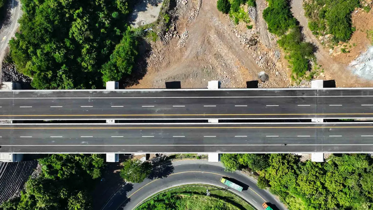 SIAP DIOPERASIKAN: Salah satu titik ruas Jalan Tol Prosiwangi di Kecamatan Paiton, Kabupaten Probolinggo, yang telah rampung. (TOL PROSIWANGI FOR JAWA POS RADAR BROMO)