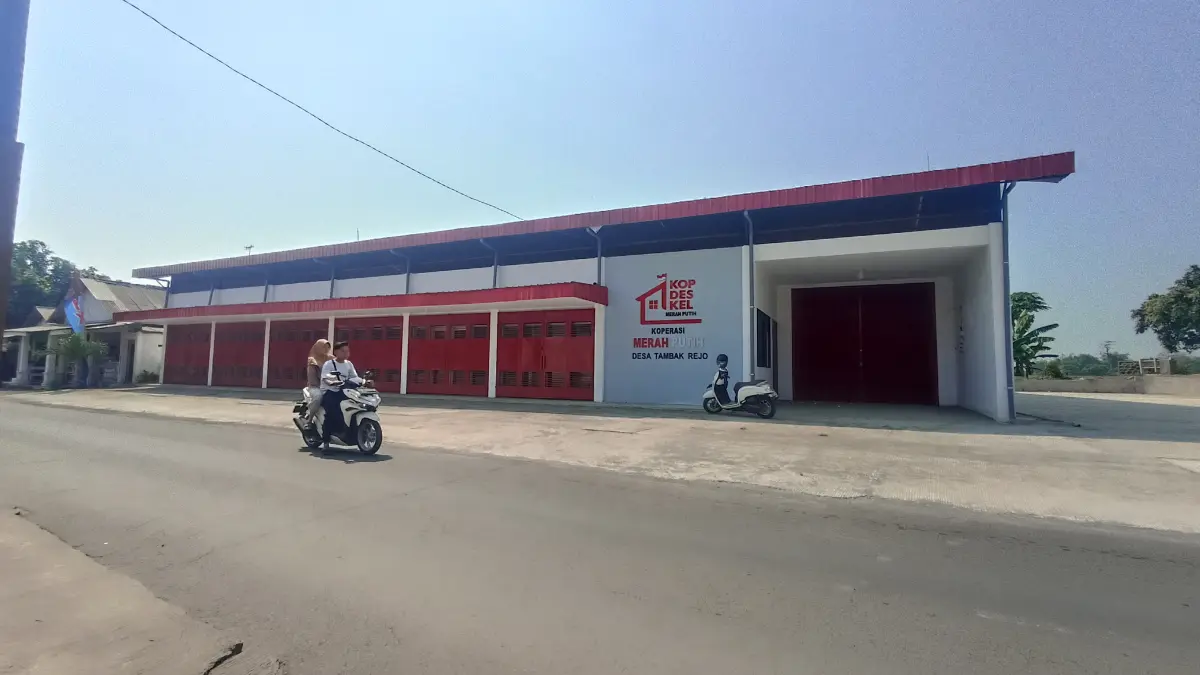 STRATEGIS: Koperasi Desa Merah Putih (KDMP) Desa Tambakrejo dibangun di tanah kas desa di kawasan permukiman warga dan mudah diakses. (JAMALUDIN/JAWA POS RADAR BROMO)