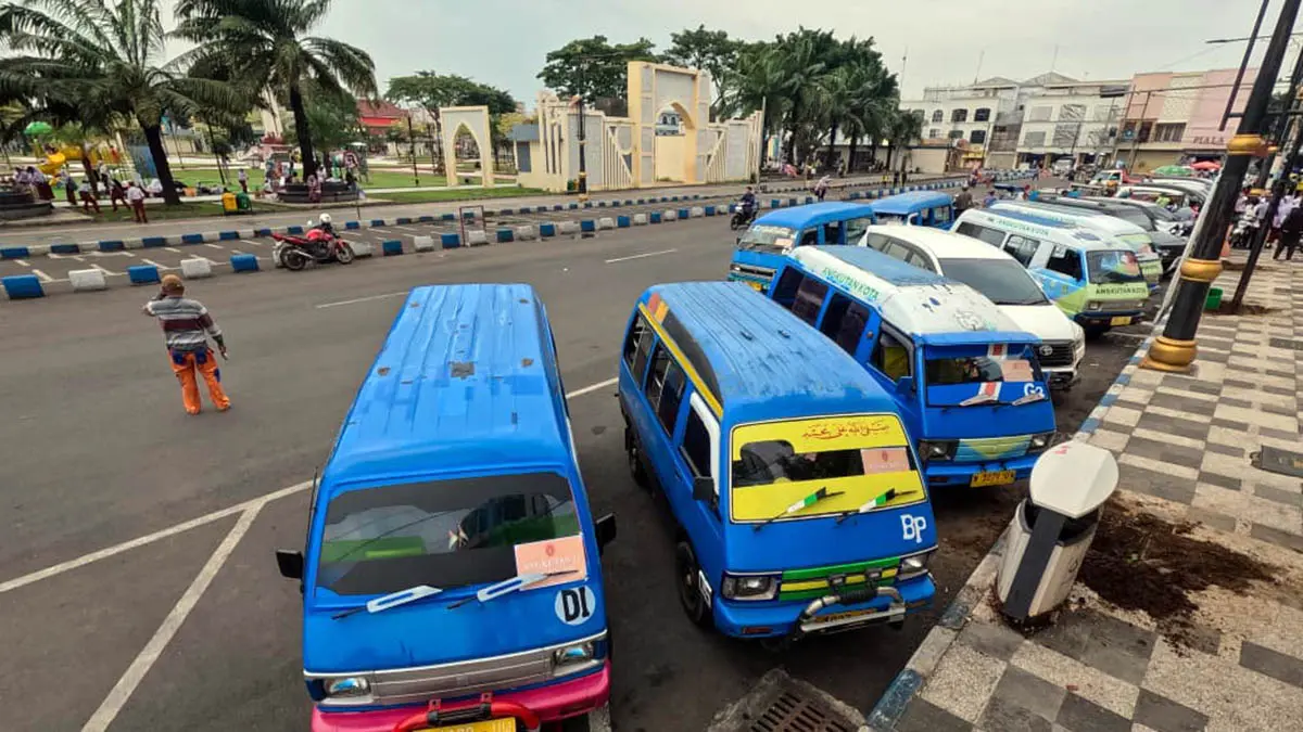 TERTIB: Aktivitas juru parkir saat menata kendaraan pengunjung di pusat keramaian Alun-Alun Kota Pasuruan. (Mokhamad Zubaidillah/Radar Bromo)