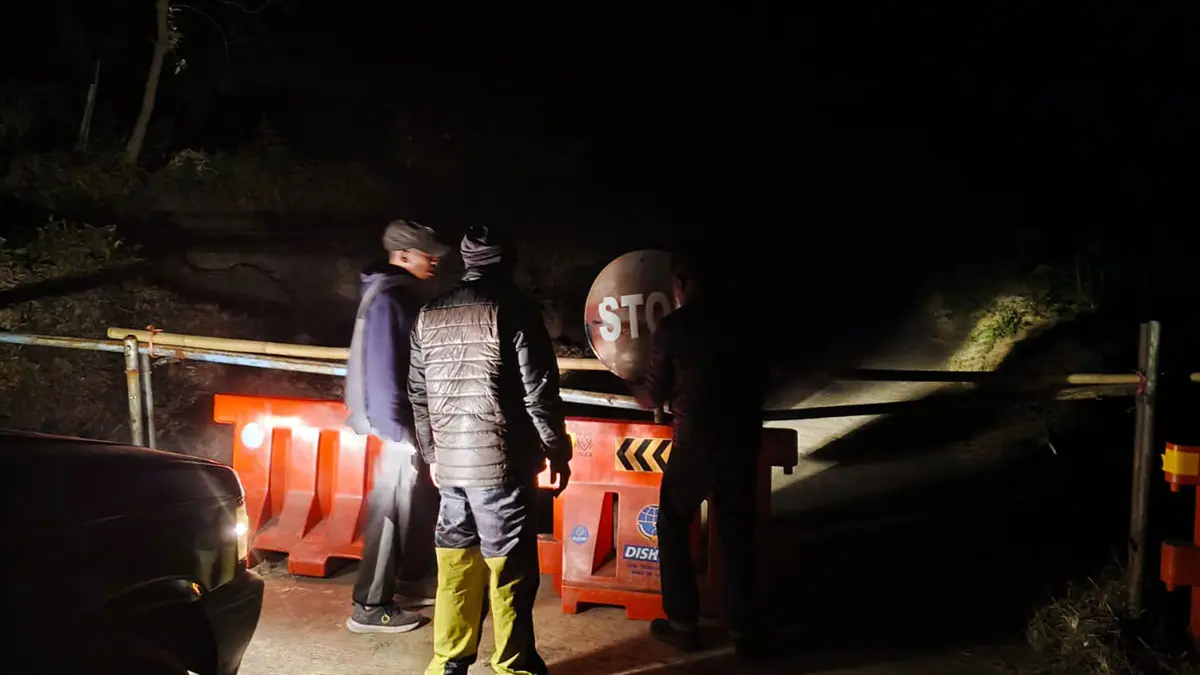 DITUTUP: Akses menuju puncak Seruni Point di Desa Ngadisari, Kecamatan Sukapura, Kabupaten Probolinggo ditutup lantaran kobaran api kebakaran Bromo menuju ke arah Seruni Point. Penutupan sementara ini dilakukan demi keamanan pengunjung. Petugas juga menyiagakan truk damkar di sekitar jembatan kaca. 