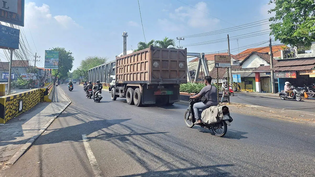 URAI KEMACETAN: Lebarnya akses jalan, kian mengurai kepadatan di pusat Kota Bangil. Kendati demikian, penuntasan markah jalan di titik perbaikan jalur Pantura ini mendesak untuk segera diselesaikan, demi keselamatan pengendara. (Muhamad Busthomi/Radar Bromo)