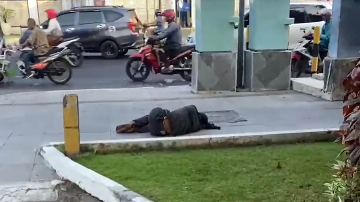 TERKAPAR: Salah seorang pemuda diduga dalam kondisi mabuk ditemukan masih tertidur pulas di area taman pertigaan Slagah, Jalan Pahlawan, Kota Pasuruan, Minggu (10/8) pagi. Maraknya penyalahgunaan ruang publik menjadi tempat mabuk-mabukan dan kasur dadakan ini, kian meresahkan warga sekitar. (Satpol PP Kota Pasuruan for Radar Bromo)
