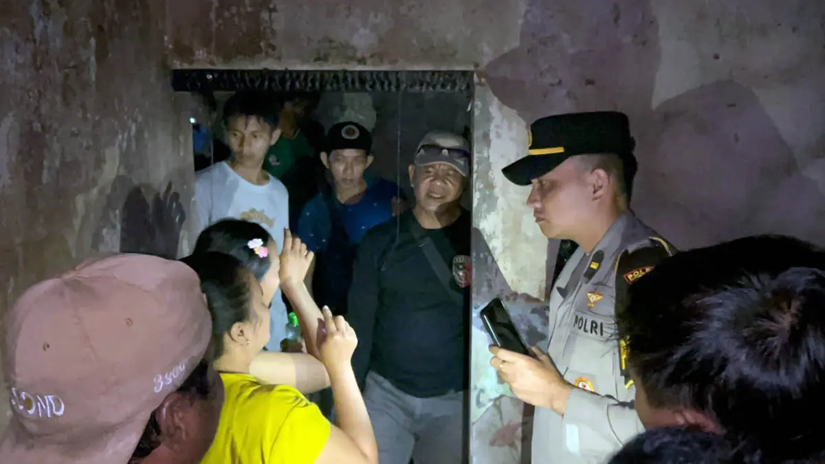 CEK TKP: Petugas kepolisian saat mendatangi langsung rumah Samsul Anam yang hangus terbakar di Kelurahan Trajeng. (Polres Pasuruan Kota for Radar Bromo)