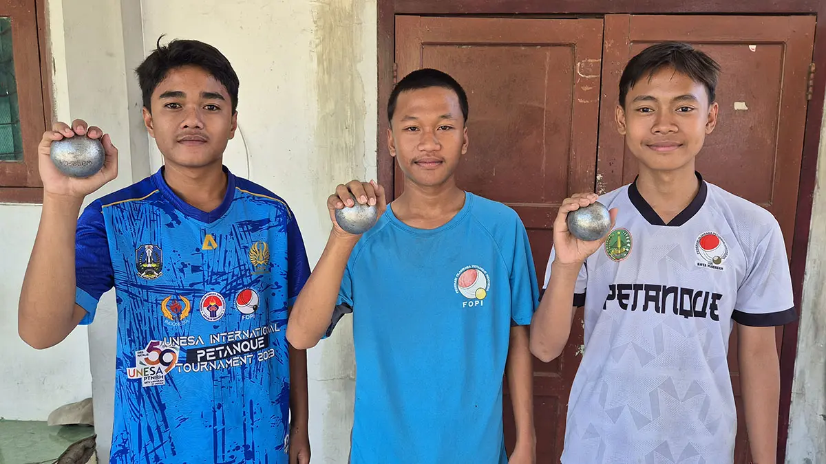 Dari kiri ke kanan: Lendra, Atha, dan Bagas saat ditemui di sela-sela persiapan Popda 2026 di SMPN 6 Pasuruan. (Fahrizal Firmani/ Radar Bromo)