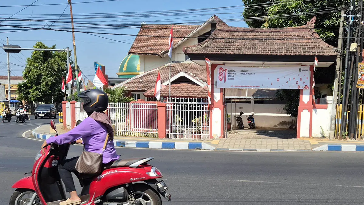 DEKAT PERSIMPANGAN: Eks kantor Dinas Sosial di Jalan dr Wahidin SH yang kini sedang dikaji. (Foto: Fahrizal Firmani/Jawa Pos Radar Bromo)