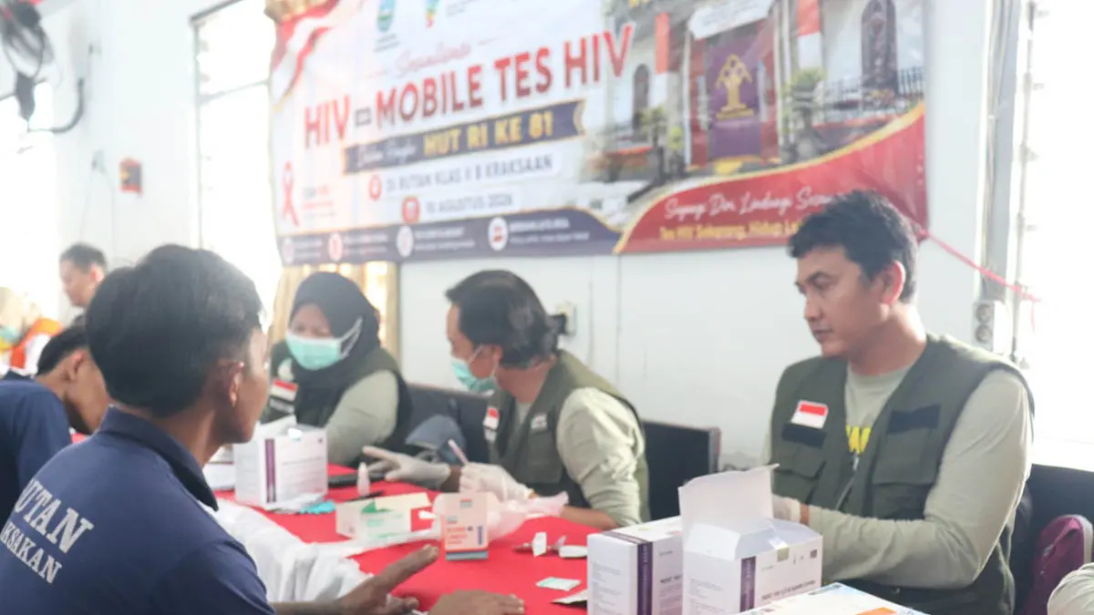 DICEK: Petugas Dinas Kesehatan Kabupaten Probolinggo melakukan screening HIV/AIDS di Rutan kelas IIB Kraksaan dan hasilnya nihil temuan. (Foto: dok Jawa Pos Radar Bromo)