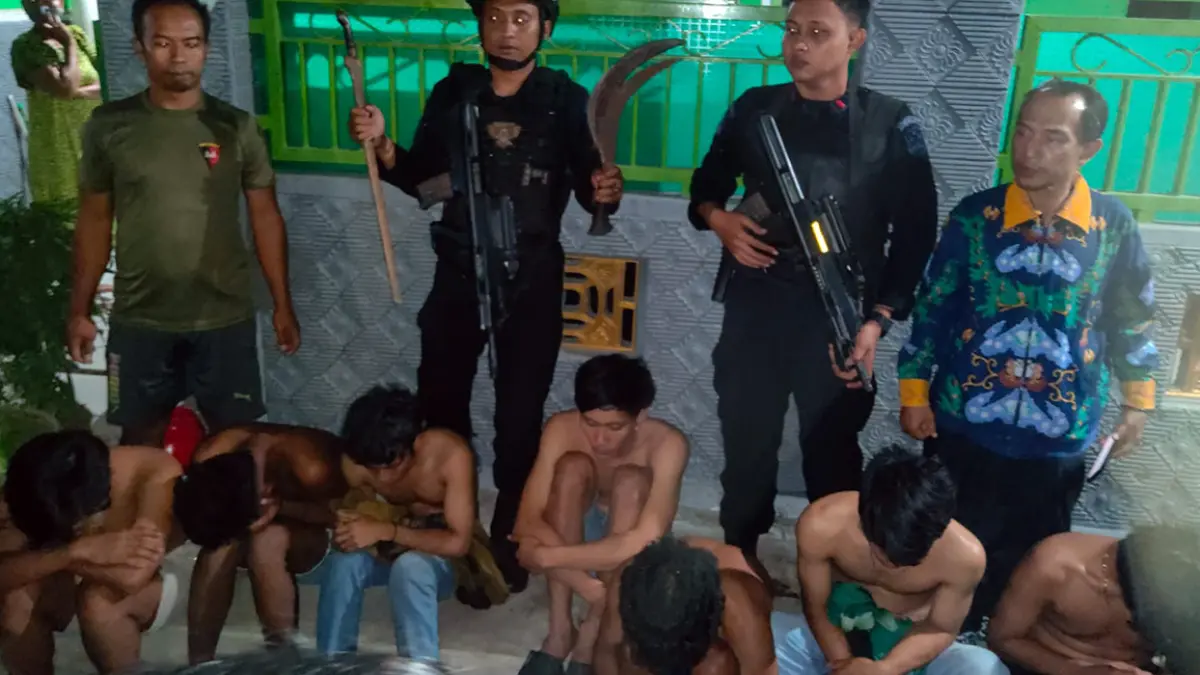 HENDAK TAWURAN: Tujuh pemuda yang diamankan dari kawasan Goa Jepang, Watukosek, Gempol, Kabupaten Pasuruan. Mereka didapati membawa sejumlah senjata tajam. 