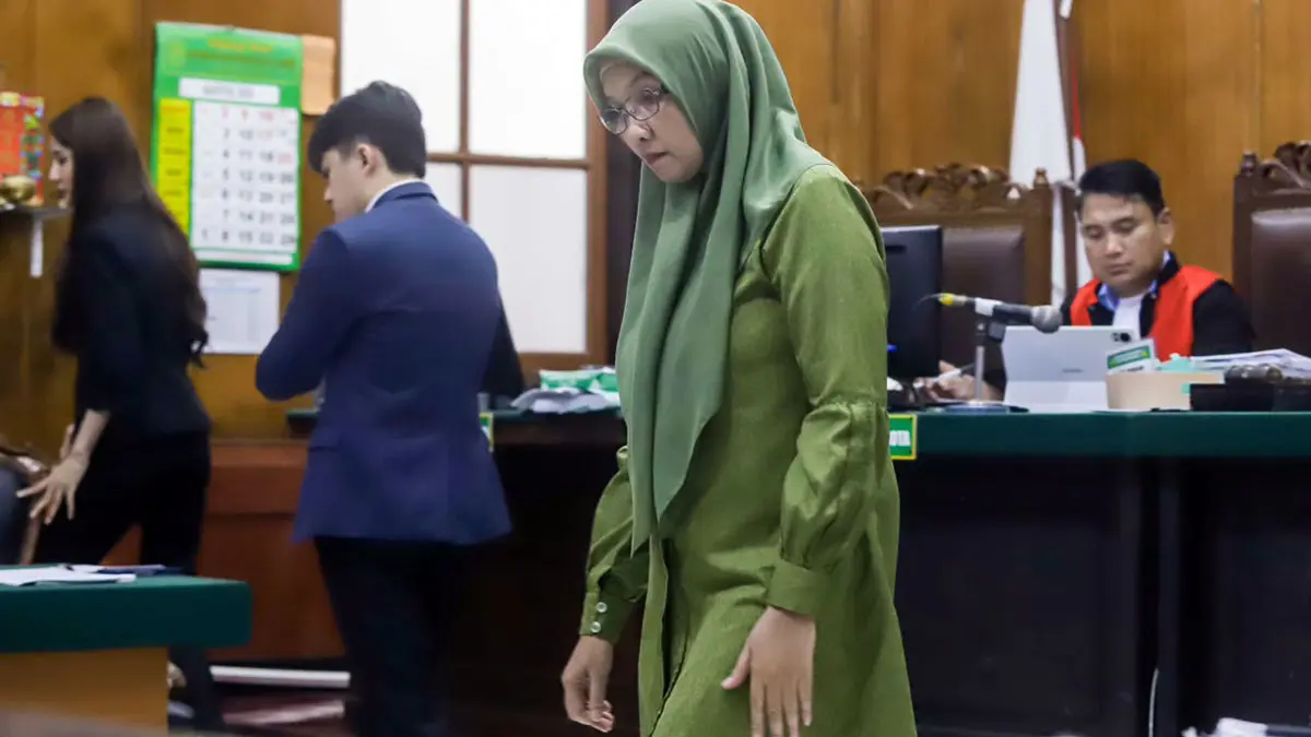 Indah Utami hadir sebagai saksi yang dihadirkan pihak tergugat dalam kasus Java Fortis di Pengadilan Negeri Surabaya, kemarin (12/8). FOTO: ALFIAN RIZAL/JAWA POS