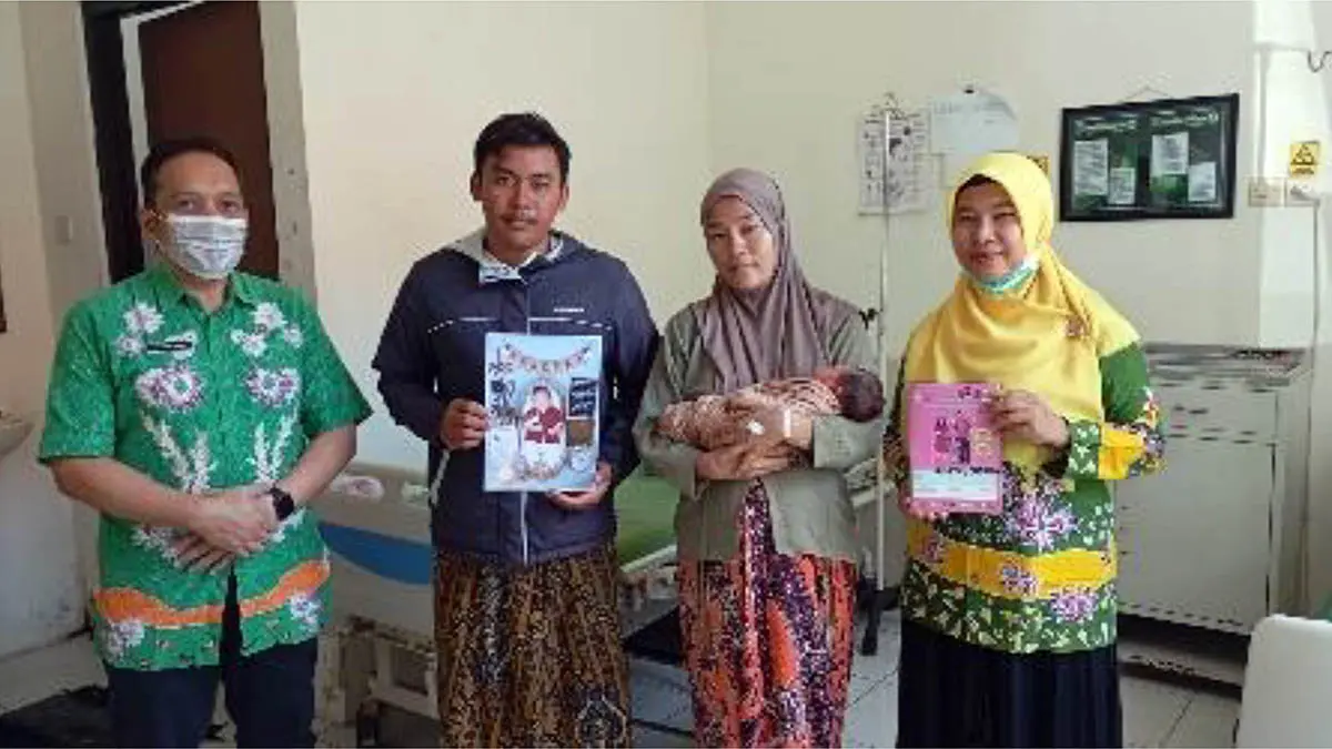 PELAYANAN INTEGRASI: Melalui inovasi BERLIAN BIDARA, pasien bersalin kini langsung mendapatkan dokumen kependudukan instan, layanan antar pulang gratis, hingga suvenir foto bayi. (Puskesmas Kraton for Radar Bromo)