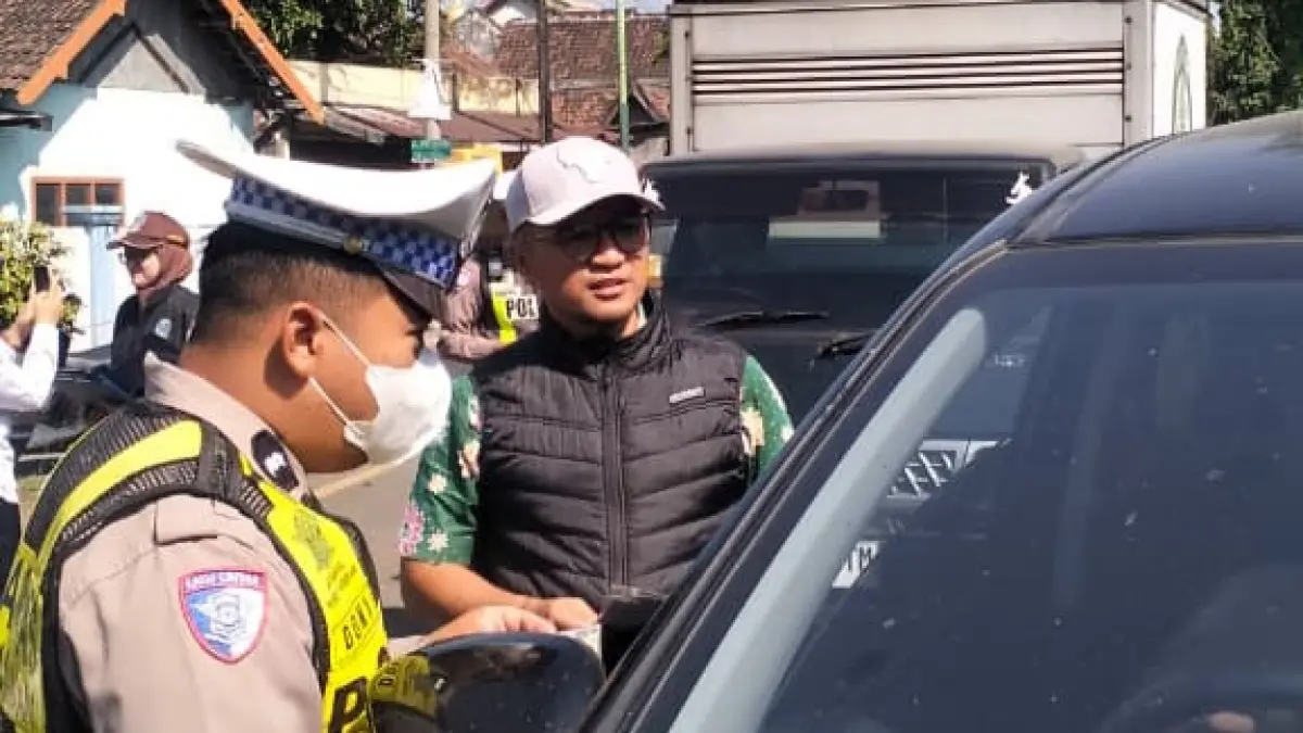 PERIKSA: Tim gabungan saat menggelar razia simpatik dan layanan pembayaran pajak kendaraan di lapangan di Perempatan Pegadaian Bangil. (BUSTHOMI/JAWA POS RADAR BROMO)