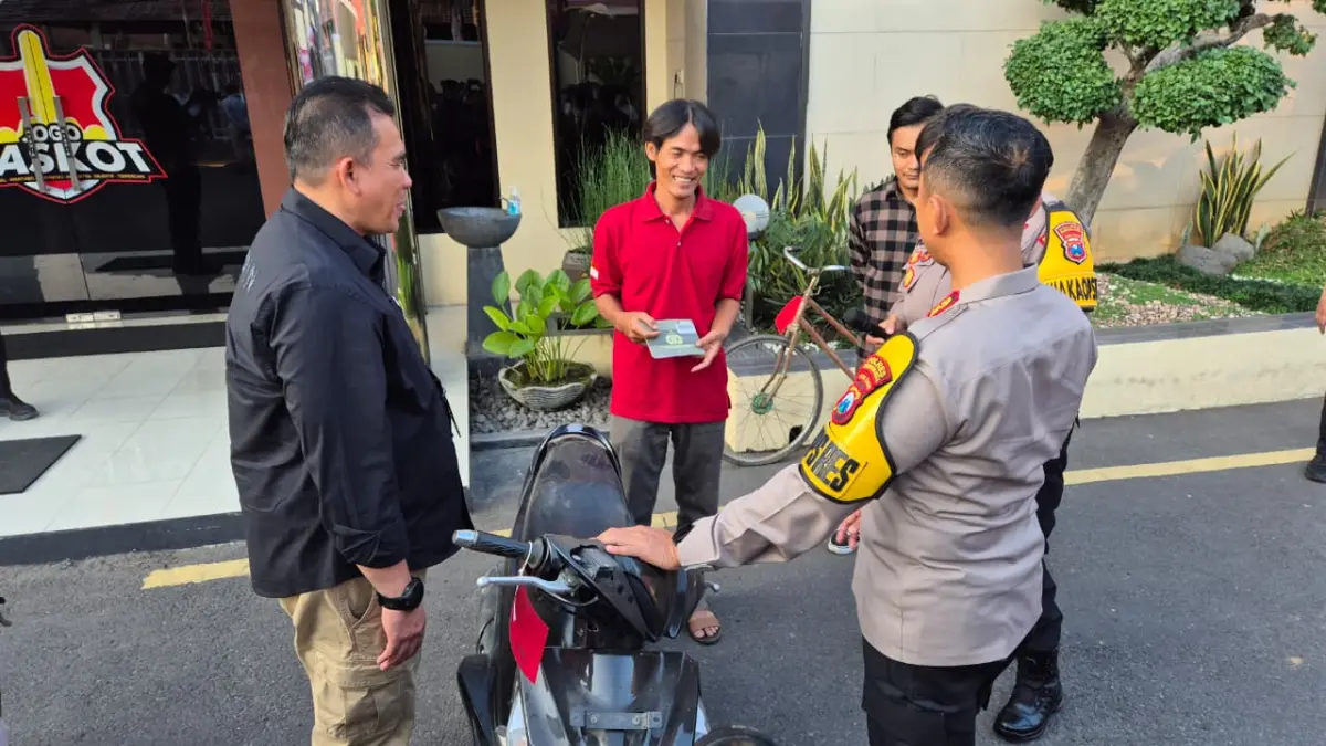 SENANG: Hariyanto yang menjadi korban curanmor (kanan) saat pengembalian barang bukti di Mapolres Pasuruan Kota. (Foto: Fahrizal Firmani/Jawa Pos Radar Bromo)
