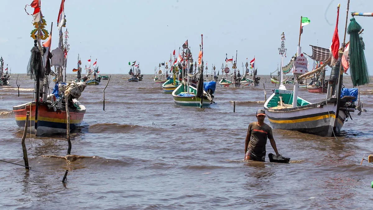 TENANG: Kondisi perairan di salah satu wilayah pesisir Pasuruan yang terpantau tenang. Meski permukaan laut terlihat bersahabat, warga dan nelayan diimbau tetap meningkatkan kewaspadaan. (Dokumen Radar Bromo)