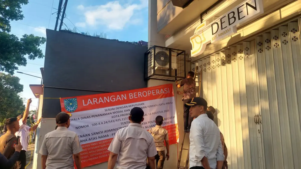 ALOT: Meski sempat mendapat penolakan dari perwakilan pemilik, namun toko penjual miras di jalan Maramis, Kota Probolinggo ini tetap disegel dan ditutup sementara. (Arif Mashudi/ Radar Bromo)