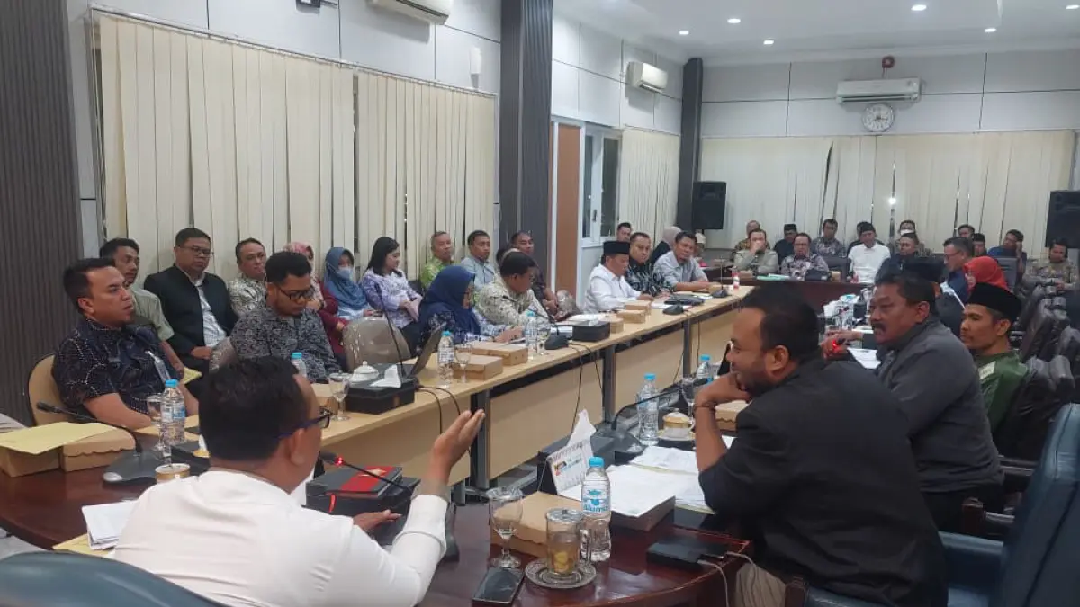 BAHAS HIBAH: Pansus DPRD Kota Probolinggo rapat membahas hibah lahan Pemkot untuk PCNU. (ARIF MASHUDI/JAWA POS RADAR BROMO)
