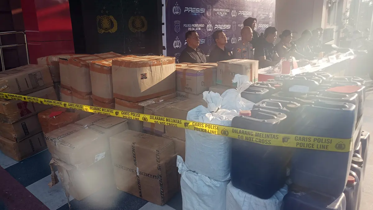 BARANG BUKTI: Deretan miras yang berhasil diamankan Polres Probolinggo. 
