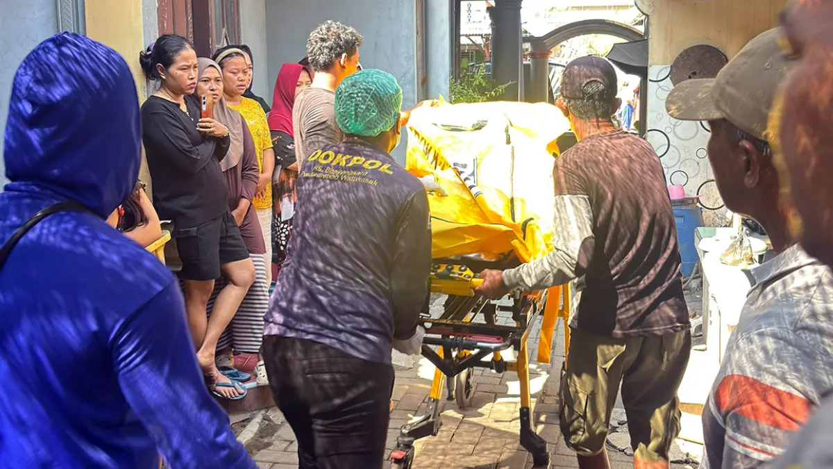 DIEVAKUASI: Jenazah korban Reni Supurwanto, 54, warga Sukoharjo, Kabupaten Kediri, dievakuasi dari kamar indekosnya ke RS Bhayangkara, Watukosek, Gempol, Kamis (13/8) pagi.