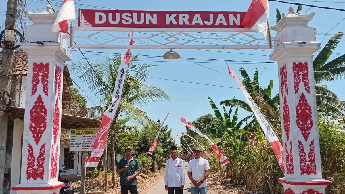 MAKIN NYAMAN: Kepala Desa Kregenan Abd. Rahman (kiri) didampingi Sekretaris Desa Munir (tengah) melintas di jalan yang sudah dibangun. (DIDIK PURWANTO/JAWA POS RADAR BROMO)
