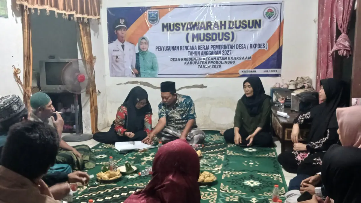 MUSYAWARAH: Sejumlah warga Desa Kregenan mengikuti musyawarah pemerintah desa di tingkat dusun, menampung aspirasi pembangunan desa.