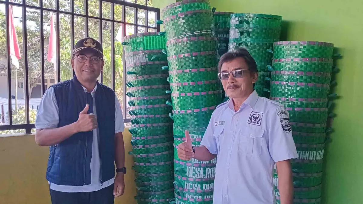 PEDULI KEBERSIHAN: Sekretaris Desa Rondokuning Moh. Su’udi (kiri) didampingi Kaur Keuangan Prasetiyo (pakai rompi) menunjukan stok keranjang sampah yang siap dibagikan kepada warga yang membutuhkan. (DIDIK PURWANTO/JAWA POS RADAR BROMO)