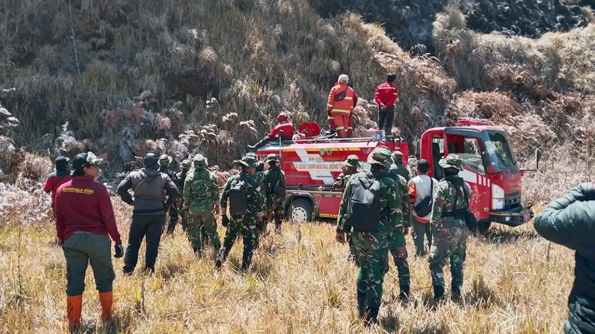 Petugas gabungan saat melakukan pembasahan di salah satu titik hotspot kebakaran Bromo. 