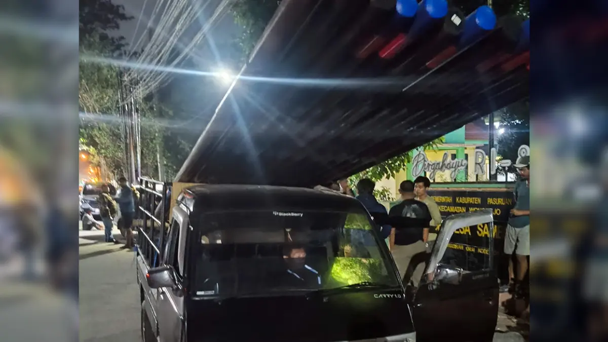 Pikap yang muat sejumlah tiang wifi yang hendak dipasang di kawasan Wonorejo, Kabupaten Pasuruan. 