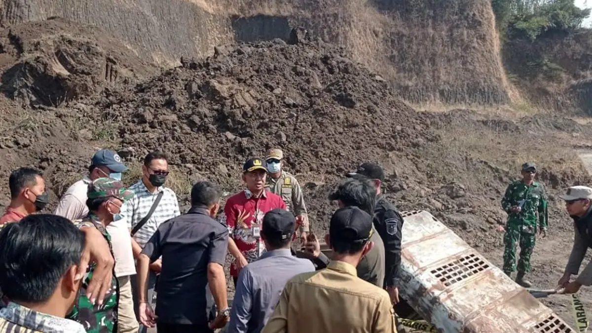 SIDAK: Sekda Kabupaten Probolinggo Ugas Irwanto saat sidak dan monev di kawasan usaha pertambangan, Kamis (13/8).