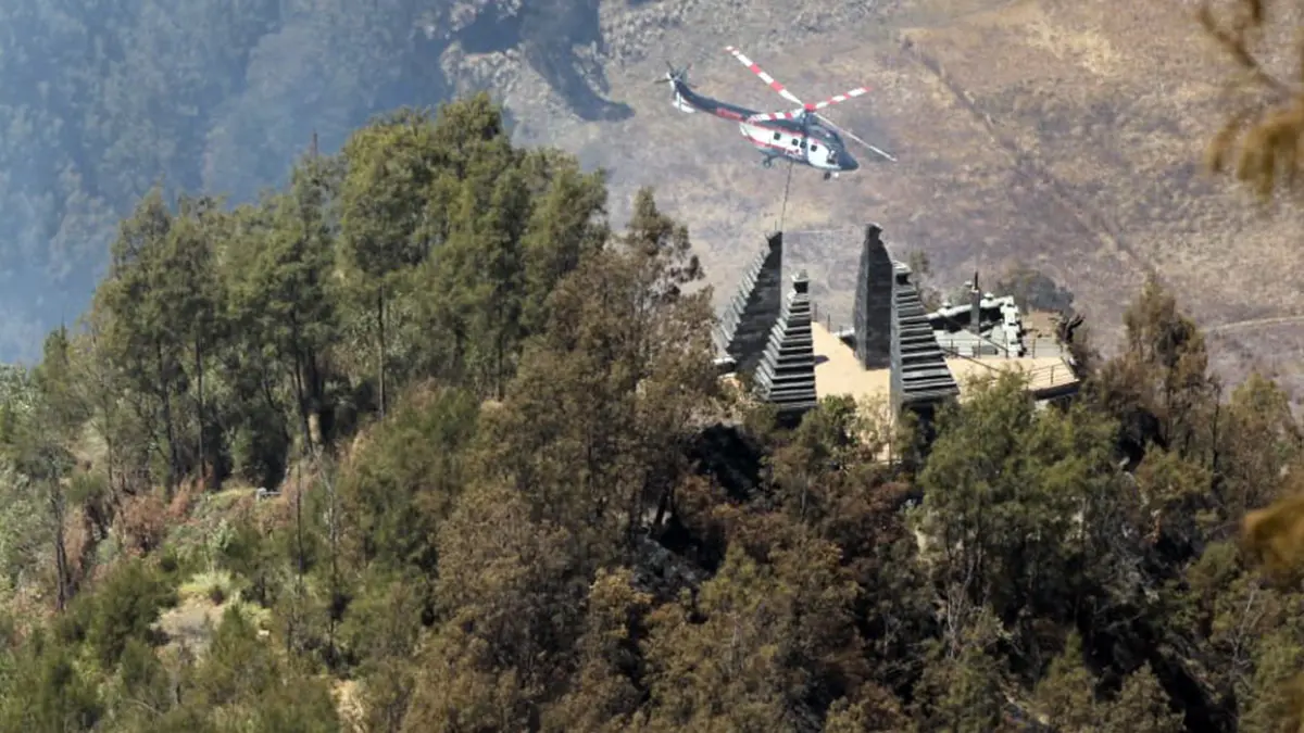 TETAP SIAGA: Helikopter saat melakukan pembasahan di kawasan Seruni Point, Kamis (13/8). Hingga Jumat (14/8) petugas tak mendapati ada firespot baru. Namun, petugas masih mewaspadai 8 titik panas di kawasan TNBTS. (Mokhamad Zubaidillah/ Radar Bromo)