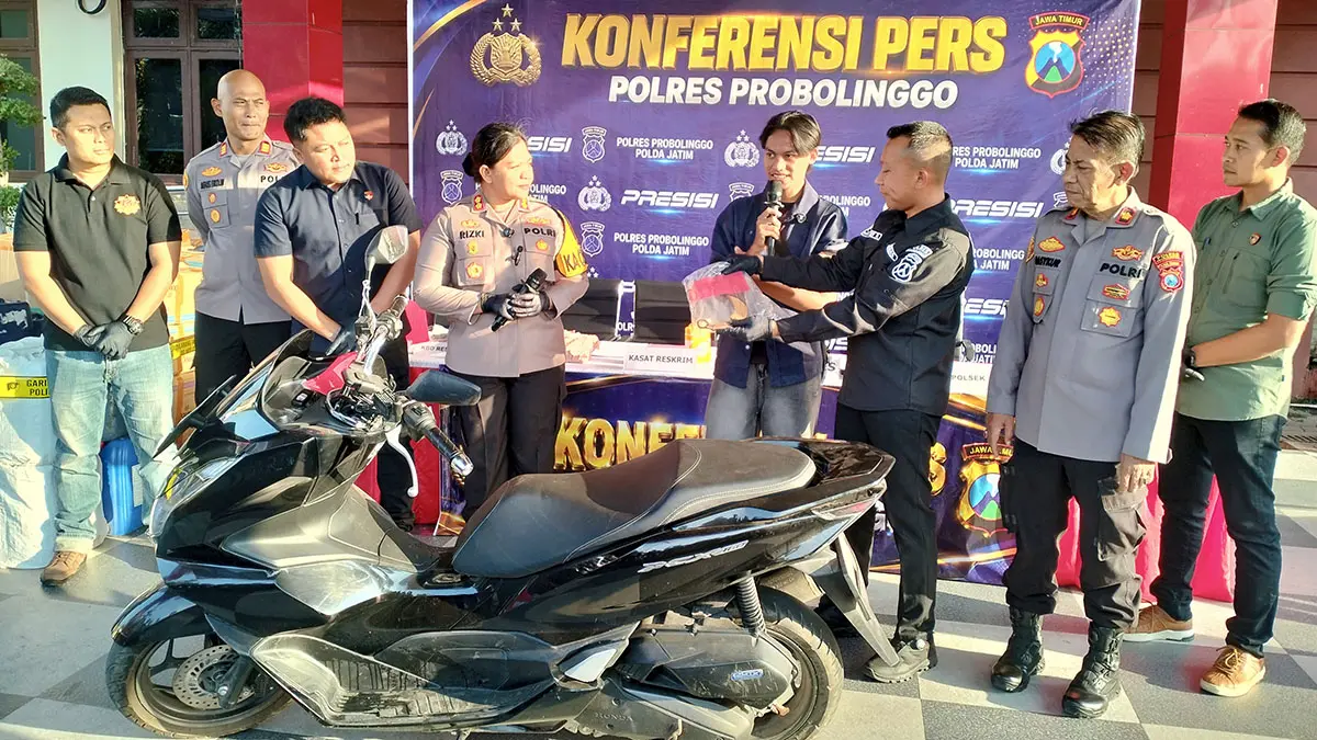 ATENSI: Kapolres Probolinggo AKBP Asmida Rizki Siregar mengembalikan motor milik Ahmad Baidowi yang menjadi korban percobaan pembegalan. 