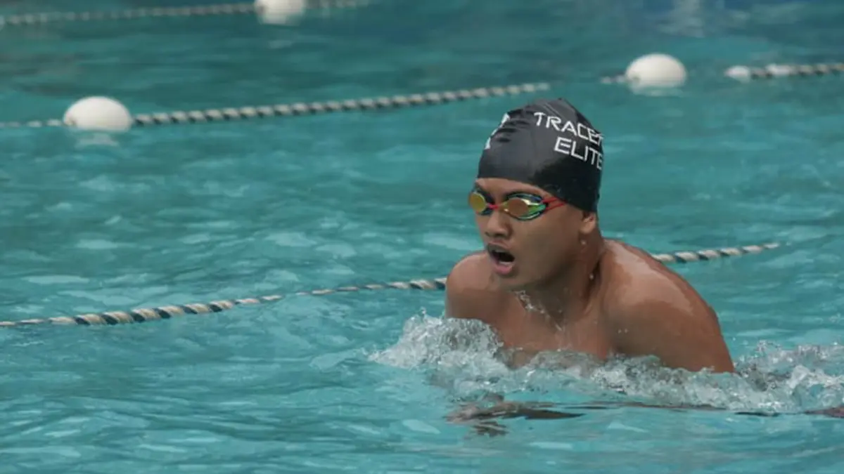 SABET EMAS: Putra Marta Dewa saat tampil di nomor 50 meter gaya dada putra di ajang Atom Swimmimg Competition, pekan lalu di Surabaya. (Foto: Dokumentasi POSSI Kota Pasuruan for Jawa Pos Radar Bromo)