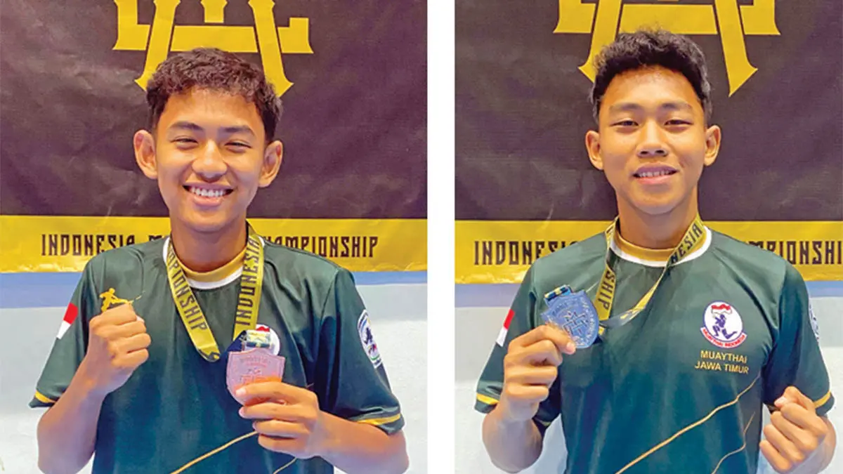 SENANG:&nbsp;Bahrudin Achmad Tariq &nbsp;dan Muzakki Zahran Fikri &nbsp;yang berhasil menyumbang medali bagi kontingen Jatim di ajang Indonesia Muaythai Championship 2026. (Foto: Istimewa)