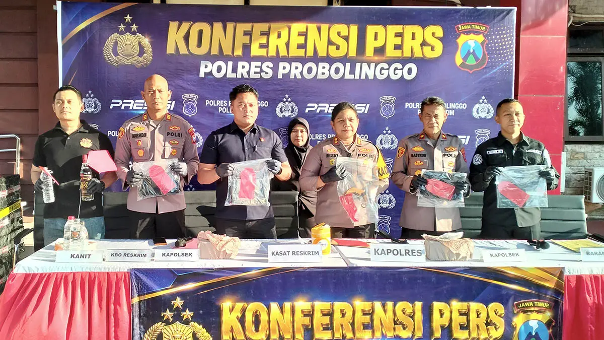 BARANG BUKTI: Anggota Polres Probolinggo menunjukkan barang bukti kejahatan yang berhasil diungkap. Kejahatan jalanan jadi atensi. (Foto : Achmad Arianto/Jawa Pos Radar Bromo)