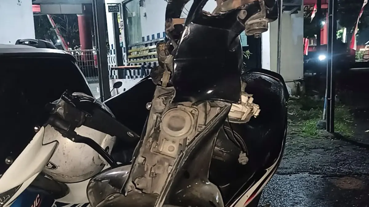 BARANG BUKTI: Dua motor yang diamankan sesaat usai terjadi kecelakaan maut di Sumberejo, Pandaan. 