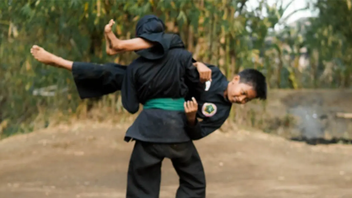 BERBEDA: Pencak silat Kuntu di Mancilan yang menjadi warisan budaya di Kota Pasuruan. Sebelum mengusulkan warisan budaya tak benda, harus ada literasi kebudayaan dahulu. (Foto: dok Jawa Pos Radar Bromo)