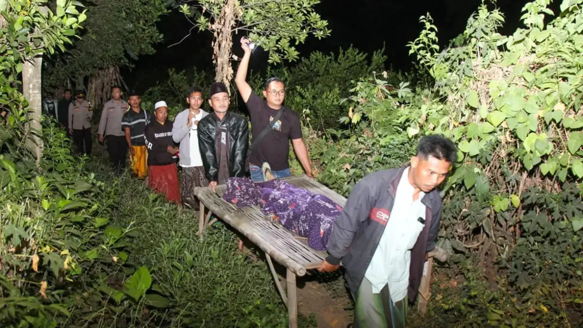 DIEVAKUASI: Jenazah Rahma saat dievakuasi warga dan petugas. Kematiannya dianggap tak wajar, sehingga petugas kepolisian memilih melakukan pendalaman. (Dokumen Radar Bromo)