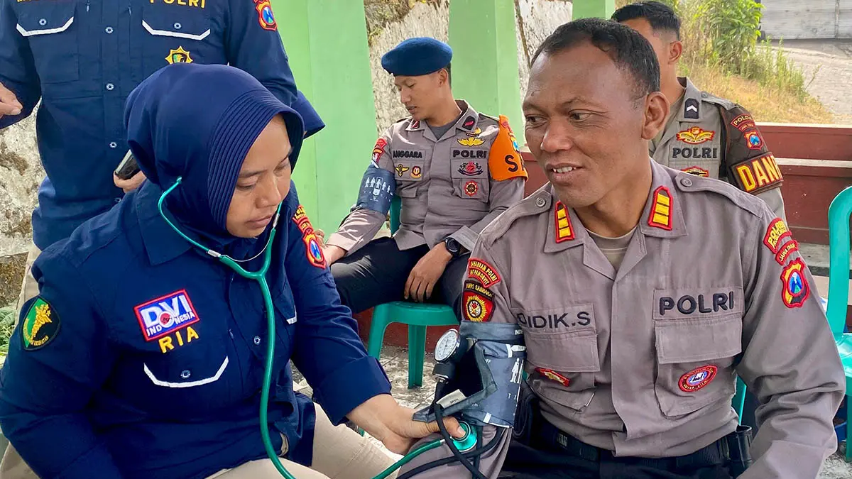 DIPERIKSA: Tim Dokkes Polres Probolinggo memeriksa kondisi kesehatan personel pasca pemadaman kebakaran di kawasan TNBTS. (Foto : Polres Probolinggo For Jawa Pos Radar Bromo)