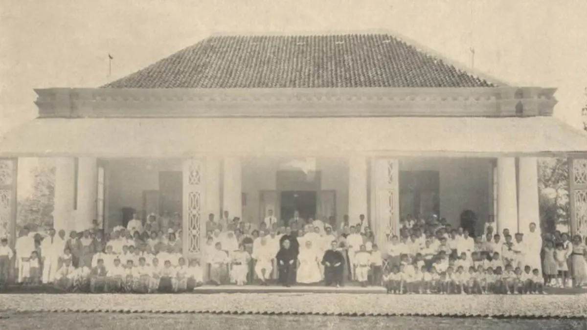DULU: Foto yang diambil saat peresmian “Clemens Tehuis” di Klentengstraat Probolinggo tahun 1934. (Achmad Budiman for Radar Bromo)