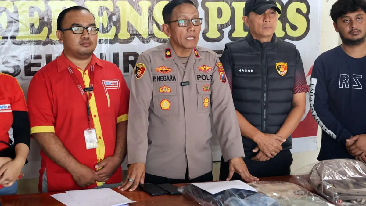 Jajaran Polres Pasuruan Kota saat merilis sejumlah kasus pencurian di toko ritel wilayah Pasuruan yang dilakukan oleh warga Gondangwetan Pasuruan berinisial MI. 