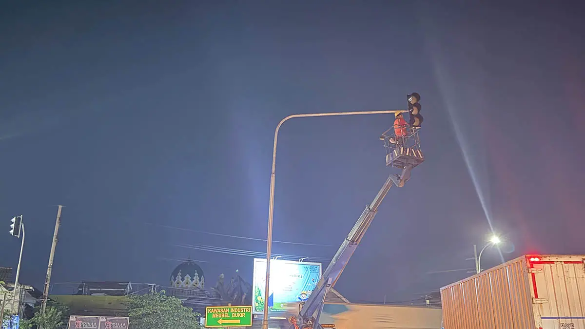 MALAM HARI: Petugas Jasa Marga membenahi lampu lalu lintas di exit Tol Sutojayan agar kembali normal. (Foto : Jasa Marga Gempol Pasuruan for Jawa Pos Radar Bromo)