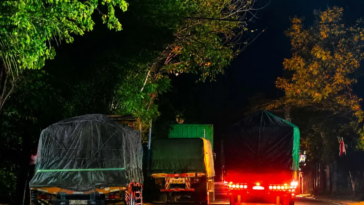 MELANGGAR: Sejumlah truk parkir di Jalan Anggrek Kota Probolinggo. Kini, Pemkot Probolinggo berencana melakukan pengadaan truk derek
untuk menderek kendaraan truk yang parkir sembarangan, terutama di badan jalan. (Dok Jawa Pos Radar Bromo)
