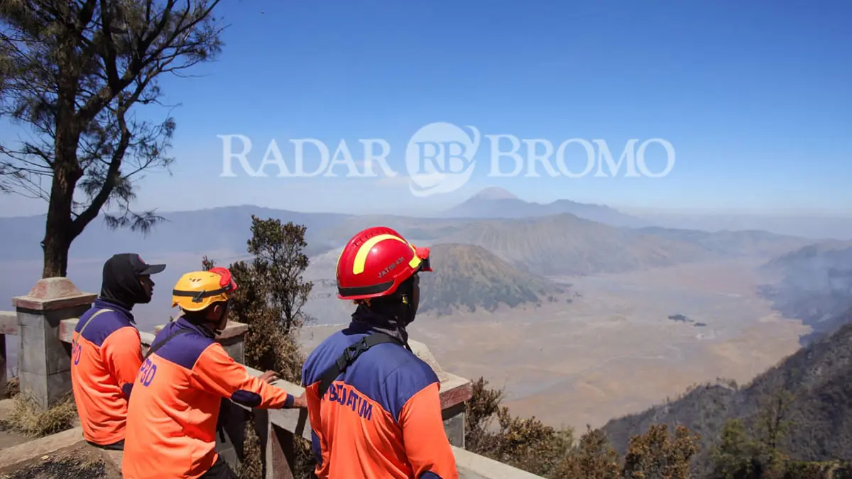 MEMANTAU: Petugas gabungan dari BPBD Jatim memantau kondisi wisata Bromo dari Bukit KIngkong, Kecamatan Tosari,
Kabupaten Pasuruan. Sejauh ini, Bromo dinyatakan aman. (Mokhamad Zubaidillah/ Radar Bromo)