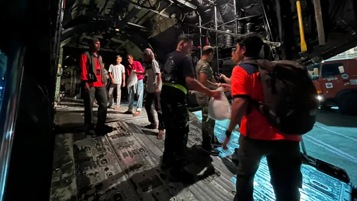 Pesawat militer mengangkut bantuan untuk para korban gempa di Nusa Tenggara Timur. (Badan Komunikasi Pemerintah)