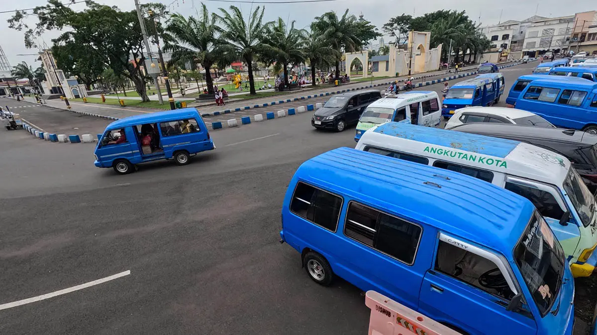 TATA KENDARAAN: Suasana deretan kendaraan yang terparkir rapi di salah satu sudut Alun-Alun Kota Pasuruan. Demi memaksimalkan Pendapatan Asli Daerah (PAD), Dinas Perhubungan Kota Pasuruan kembali mengerek target retribusi parkir pada bulan Agustus ini sebesar Rp75 juta. (Mokhamad Zubaidillah/Radar Bromo)