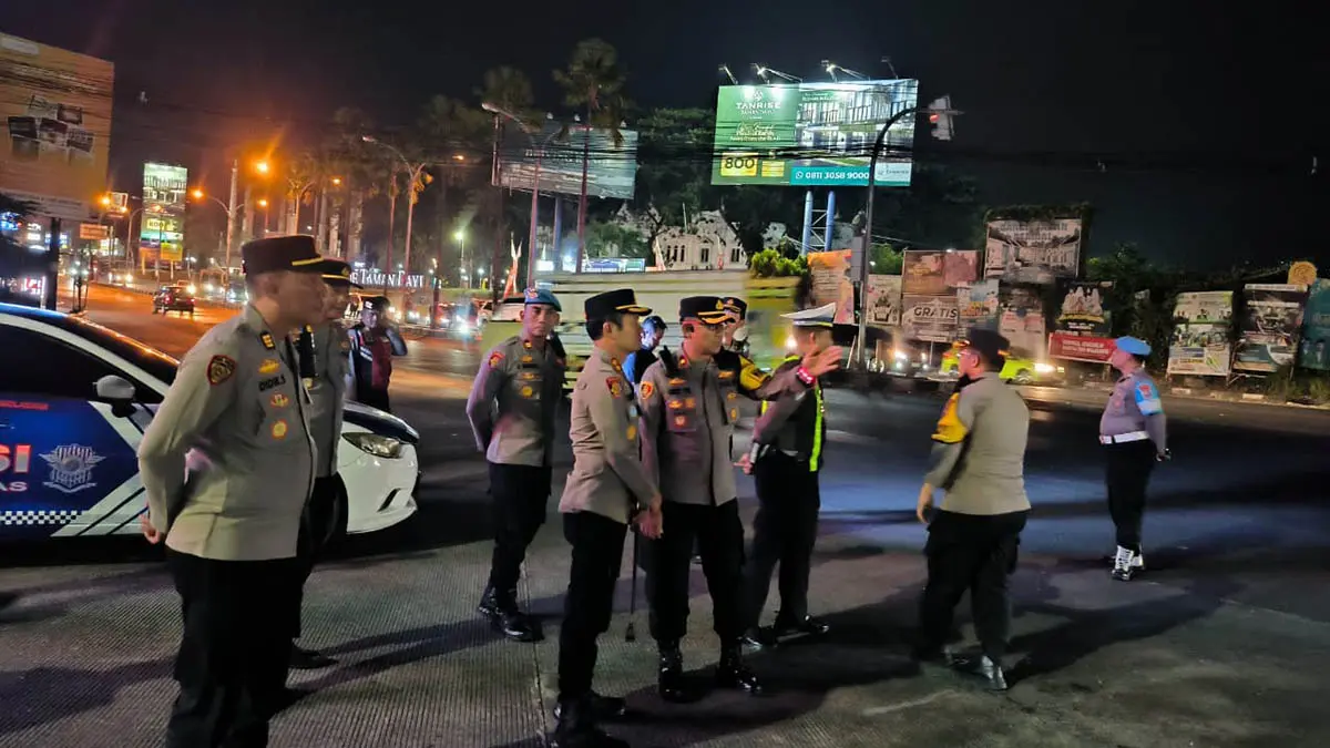 PERKETAT PENGAMANAN: Petugas kepolisian saat menggelar patroli di wilayah hukum Polres Pasuruan. Langkah preventif ini diintensifkan, untuk memberikan rasa aman kepada masyarakat serta mengantisipasi aksi balap liar dan gangster pasca kericuhan pekan lalu. (Polres Pasuruan for Radar Bromo)