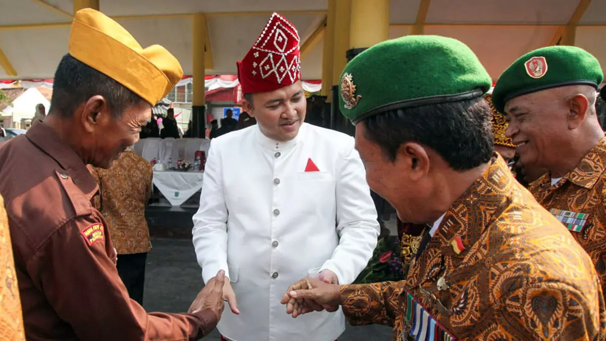 APRESIASI: Bupati Pasuruan Mas Rusdi saat menyalami anggota Legiun Veteran Republik Indonesia seusai upaca HUT ke-81 RI. (Mokhamad Zubaidillah/ Radar Bromo)