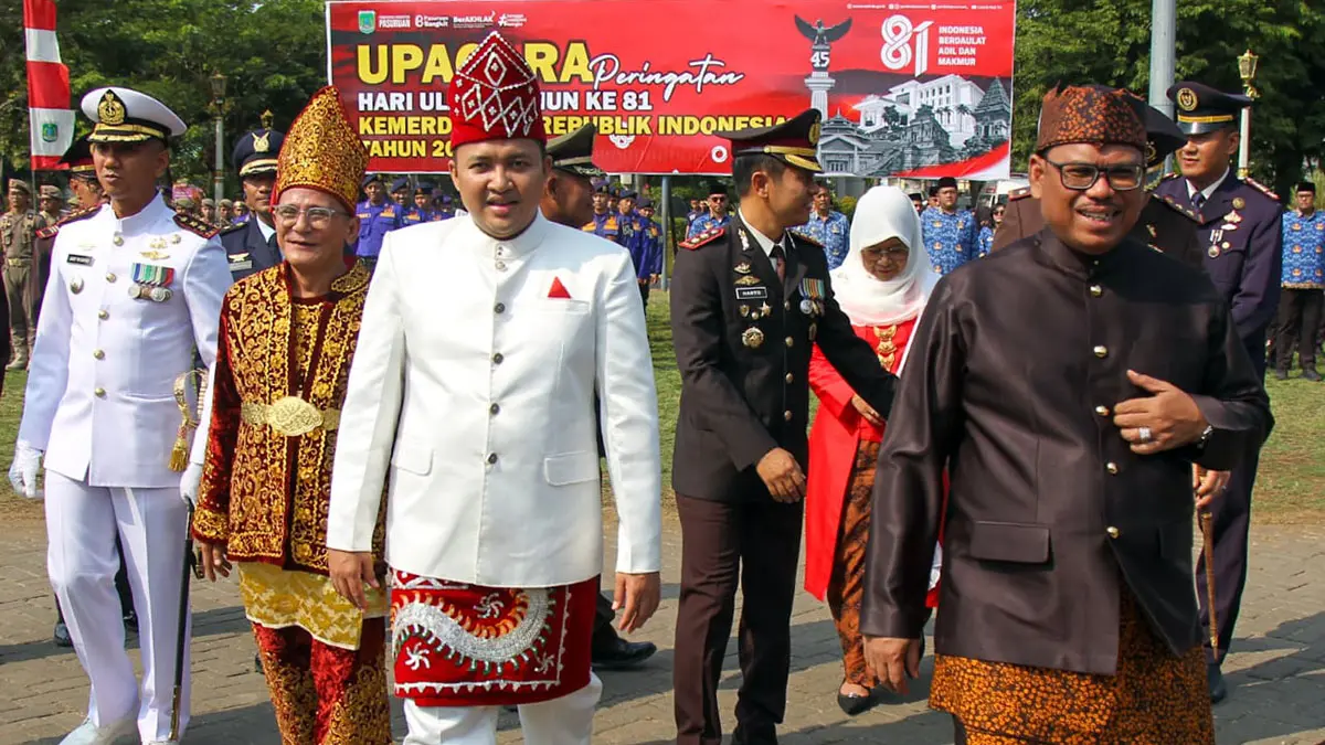 BAJU ADAT: Bupati Pasuruan Mas Rusdi, Wabup Shobih Asrori dan Ketua DPRD Kabupaten Pasuruan Samsul Hidayat dalam balutan busana adat di upacara HUT ke-81 RI. (Mokhamad Zubaidillah/ Radar Bromo)