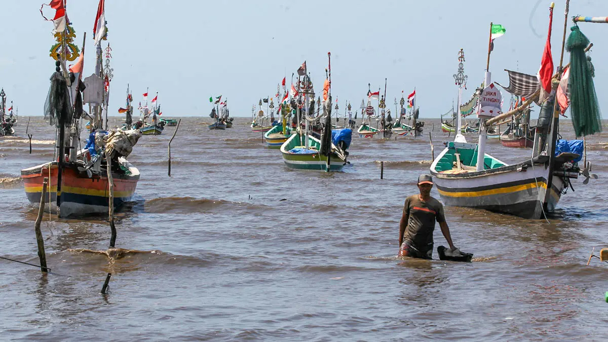 BERSANDAR: Deretan perahu nelayan tradisional yang terparkir rapi di tepi pantai wilayah pesisir Pasuruan menjadi pemandangan harian warga setempat. (Dokumen Radar Bromo)